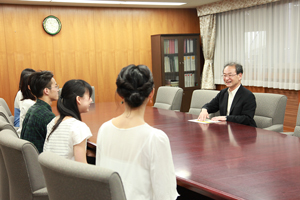 学生と笑顔で懇談する古山学長（右）
