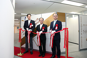 テープカットの様子