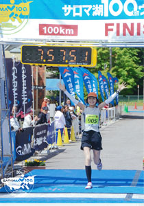 「サロマ湖100kmウルトラマラソン」でゴールする太田さん