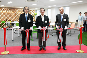 テープカットの様子（左から森本副学長、古山学長、中村同窓会長）