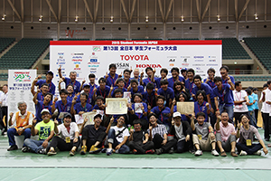 ＯＢらと共に記念撮影