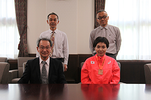 学長と記念撮影