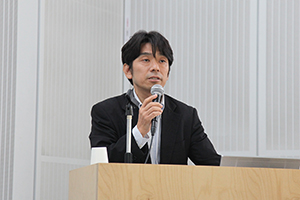 日本学術振興会　大鷲課長による講演の様子