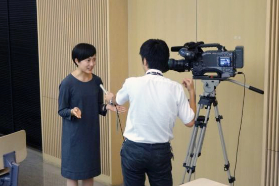 メディア取材を受ける岩本さん