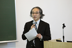 海外留学希望者説明会にて挨拶する森本一成副学長