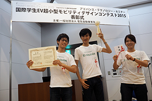 「Nasawopolus」のメンバーで記念撮影