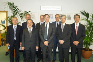 双方関係者による記念撮影