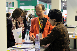 来場者にむけた本学の繊維教育の
説明の様子
