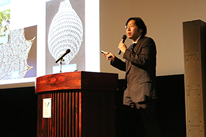 本柳助教の講演の様子