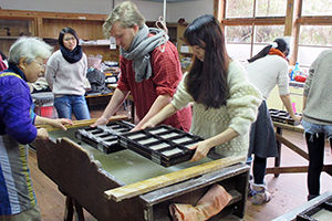 Kurotani-washi making