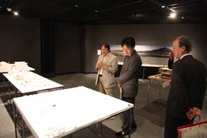 美術工芸資料館視察の様子