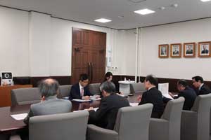 学長室での懇談の様子