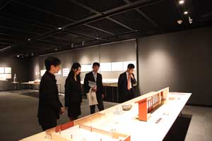 美術工芸資料館視察の様子