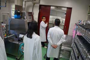 ショウジョウバエ遺伝資源センター視察の様子