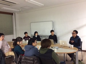 スピーカーとスライドを熱心に見つめる参加学生