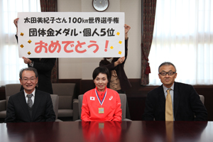 学長と記念撮影