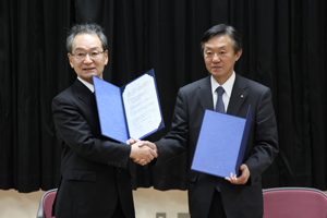 握手を交わす古山学長と在田正秀京都市教育長