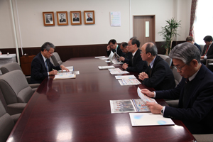 学長室での懇談の様子