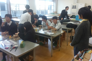 「とうろう作り」製作体験の様子