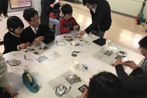 「いろんなものをスピーカにしよう！」の様子