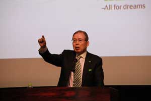 講演する永守会長兼社長