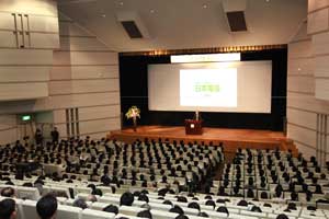 満員となった会場内