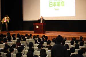 参加者からの質問に答える永守会長兼社長