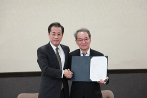 協定書を交わした鈴木京都経済同友会代表幹事（左）と古山学長（右）