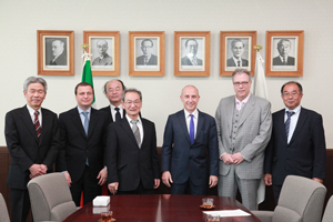 中央左：古山学長、中央右：スタラーチェ大使