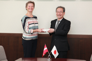 学長と記念撮影