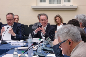 G7会合で発言する古山学長