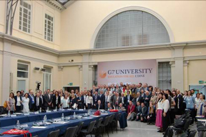 Group photo session at G7 University