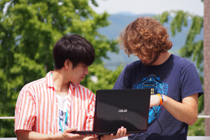 チームに分かれて課題に取り組む