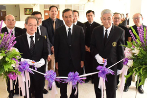 Opening Ceremony Tape Cutting(from right: Acting CMU president Dr. Srisukri、Consul-General Kawada, President Furuyama)