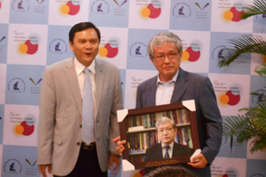 Prof. Miyata (right) receiving a memorial frame at the reunion by President Tran Linh Thuoc (left) of Vietnam National University - Ho Chi Minh City