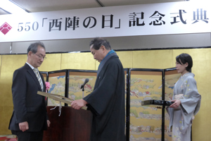 表彰状を授与される古山学長(左)