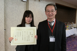 優秀賞を受賞した上岡伊吹さんと古山学長