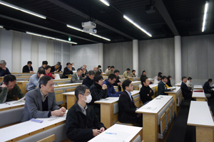 多くの参加者で埋まった会場