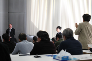 講演後、参加者から熱心な質問が相次いだ
