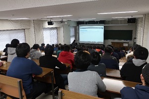多くの参加者で埋まった会場