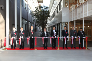 テープカットの様子