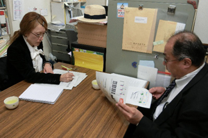 渡邉室長補佐からインタビューを受ける森理事