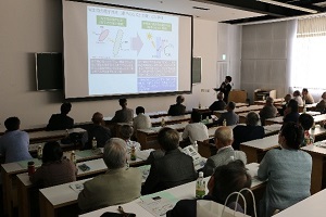 成果報告を熱心に聞かれる同窓会の方々