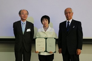 採択者授与式
森迫学長（左）、髙崎准教授（中央）山崎同窓会長（右）
