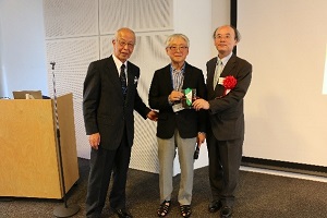 「松ヶ崎浮菜かぶ」を手に　
株式会社大安　大角正幸会長（中央）
（平成２１年本学応用生物学科卒業）
