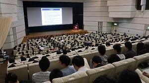 講義を聞く学生