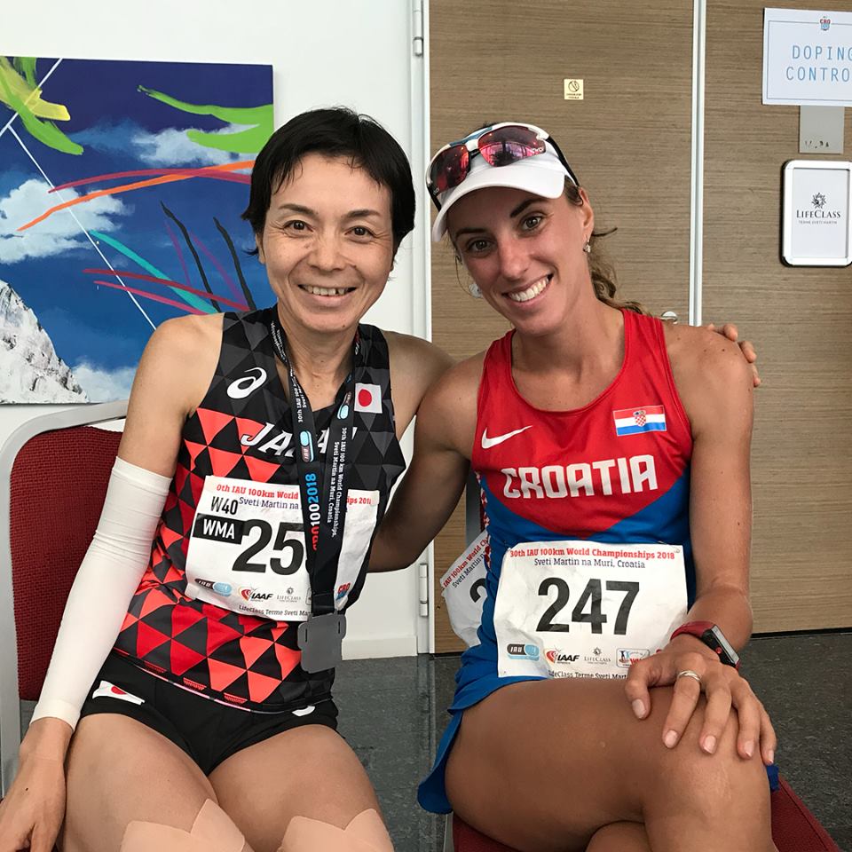 ４入賞の太田さんと女子世界チャンピオン