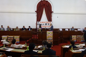 招待券の目録を受け取る本学留学生のALSOGHAYER　ATHEERさん
