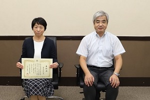 記念撮影　左：金尾伊織教授　右：吉本昌広理事