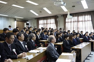 話を聞く学生等